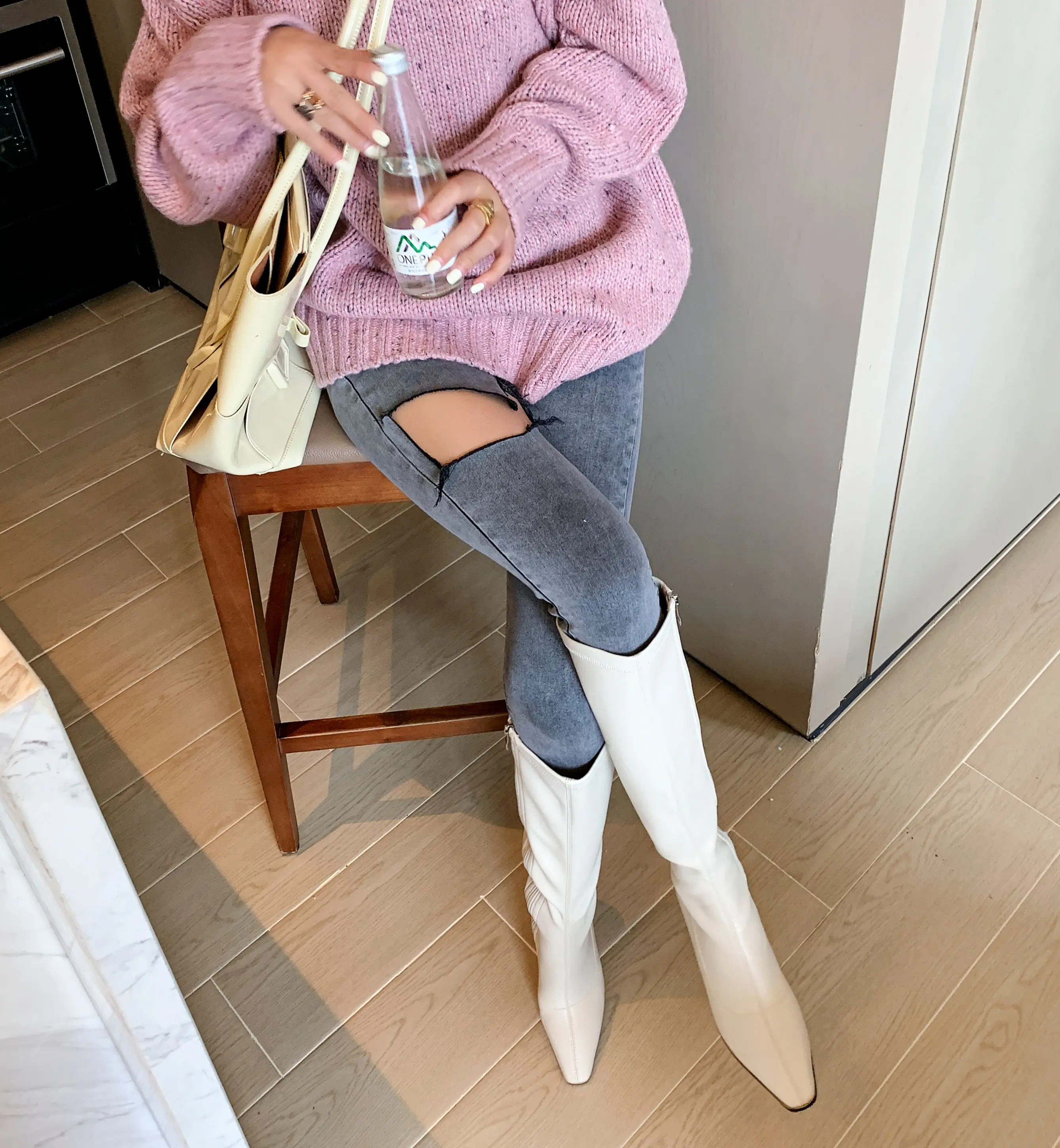 2021 new stretch, knight boots, European and American style high-heeled square-toed knight boots.
2021 new stretch, knight boots, European and American style high-heeled square-toed knight boots.