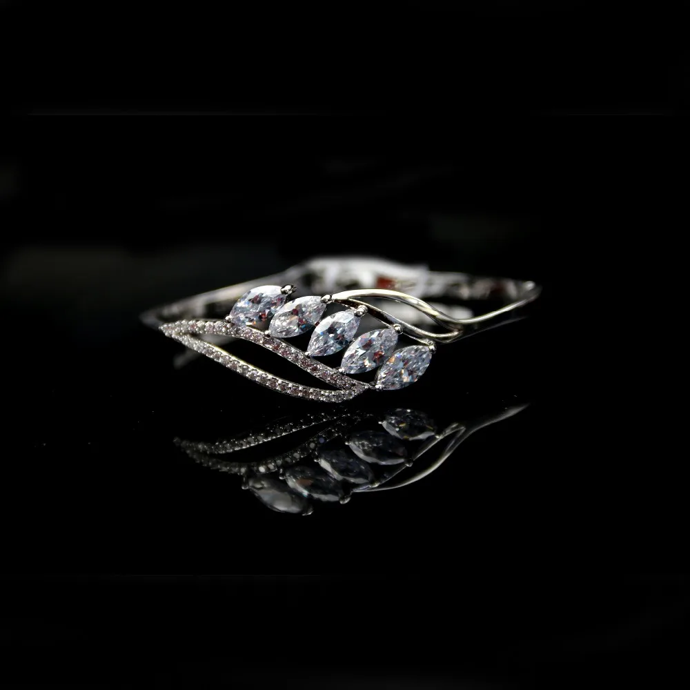 MADALENA SARARA AAA Zircon Inlaid Bangle Girl's Bracelet Five Zircon Leaf Style So Cute For Gift Silver Tone Copper Bracelet
MADALENA SARARA AAA Zircon Inlaid Bangle Girl's Bracelet Five Zircon Leaf Style So Cute For Gift Silver Tone Copper Bracelet