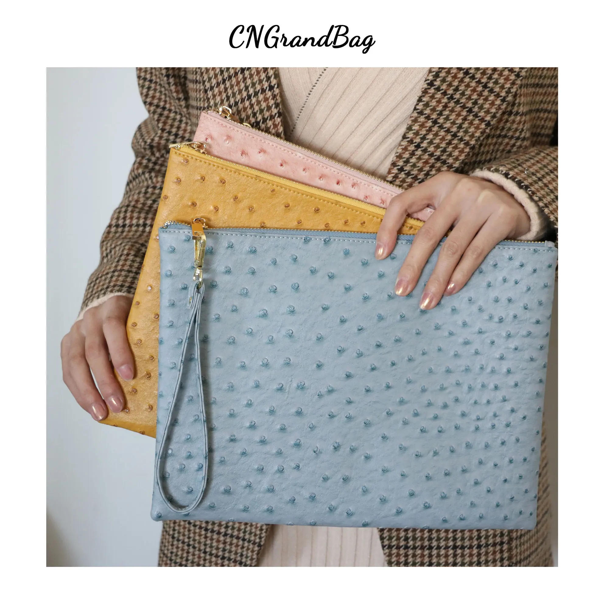 Customized Letters Ostrich PU Leather Clutch Handbag Unisex Laptop Bag For Macbook Pouch Bag With Wristlet
Customized Letters Ostrich PU Leather Clutch Handbag Unisex Laptop Bag For Macbook Pouch Bag With Wristlet