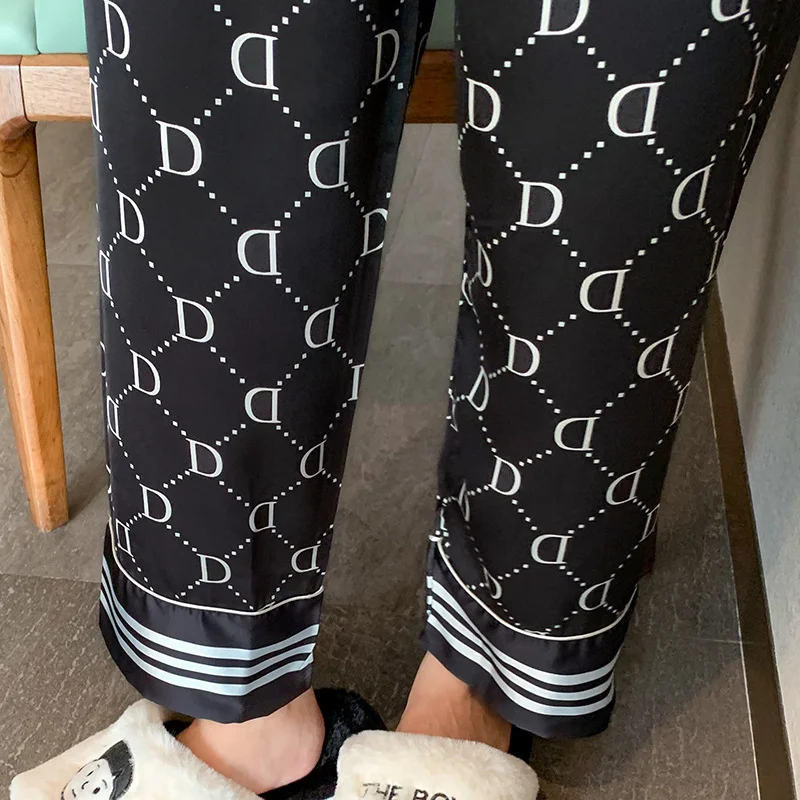 2021 Spring Women's Pajamas Set Luxury Style Letter and Stripes Print Sleepwear Silk Like Couple Home Clothes Nightwear for Men
2021 Spring Women's Pajamas Set Luxury Style Letter and Stripes Print Sleepwear Silk Like Couple Home Clothes Nightwear for Men