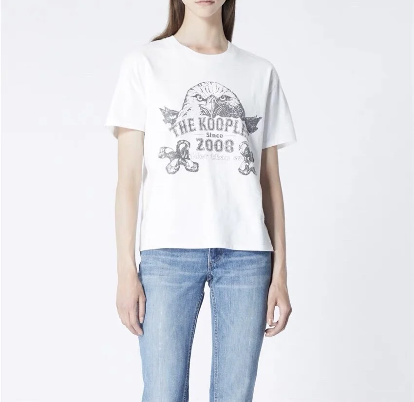 Женская черно-белая футболка с круглым вырезом и коротким рукавом
Женская черно-белая футболка с круглым вырезом и коротким рукавом