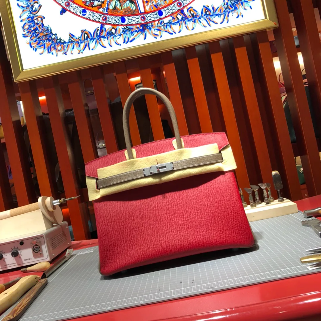 Handmade Customized Brand Handbag 25CM,Design Purse,Luxury BAG,2tones,Epsom Leather, Wax line stitiching,By order only
Handmade Customized Brand Handbag 25CM,Design Purse,Luxury BAG,2tones,Epsom Leather, Wax line stitiching,By order only