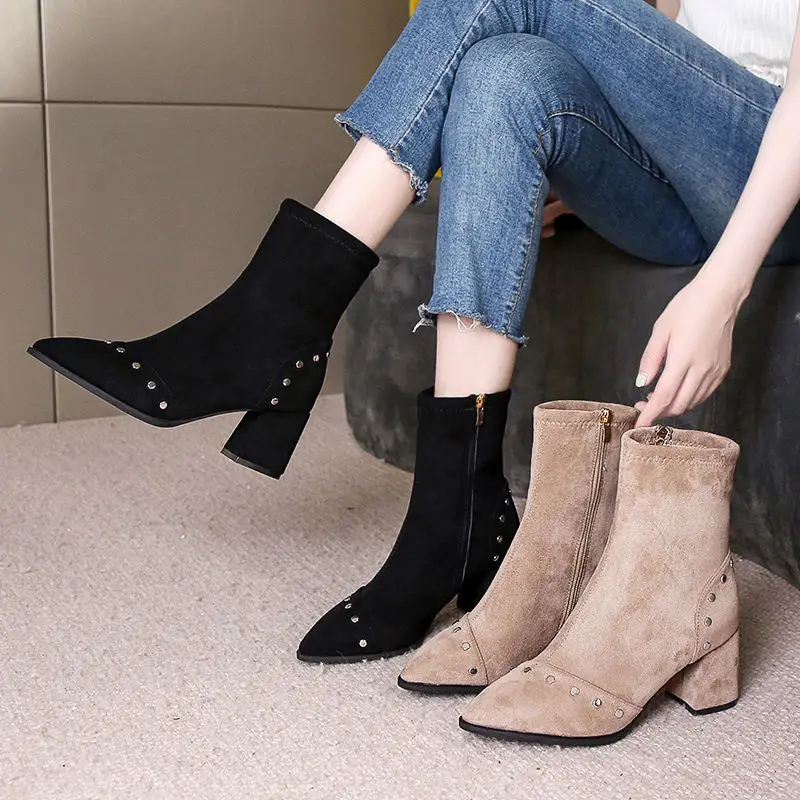 Новинка осени 2021, женские универсальные замшевые ботинки мартинсы на высоком каблуке с острым носком, заклепками и флисовой подкладкой
Новинка осени 2021, женские универсальные замшевые ботинки мартинсы на высоком каблуке с острым носком, заклепками и флисовой подкладкой