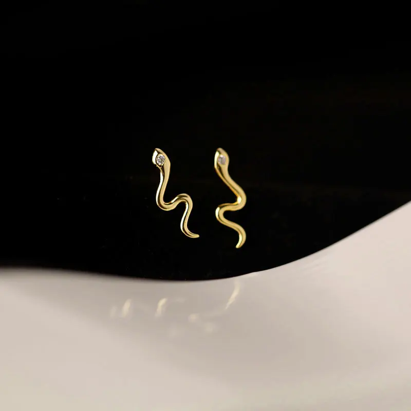 S925 sterling silver snake-shaped earrings are small and cute, cold style and simple design girls fashion earrings
S925 sterling silver snake-shaped earrings are small and cute, cold style and simple design girls fashion earrings