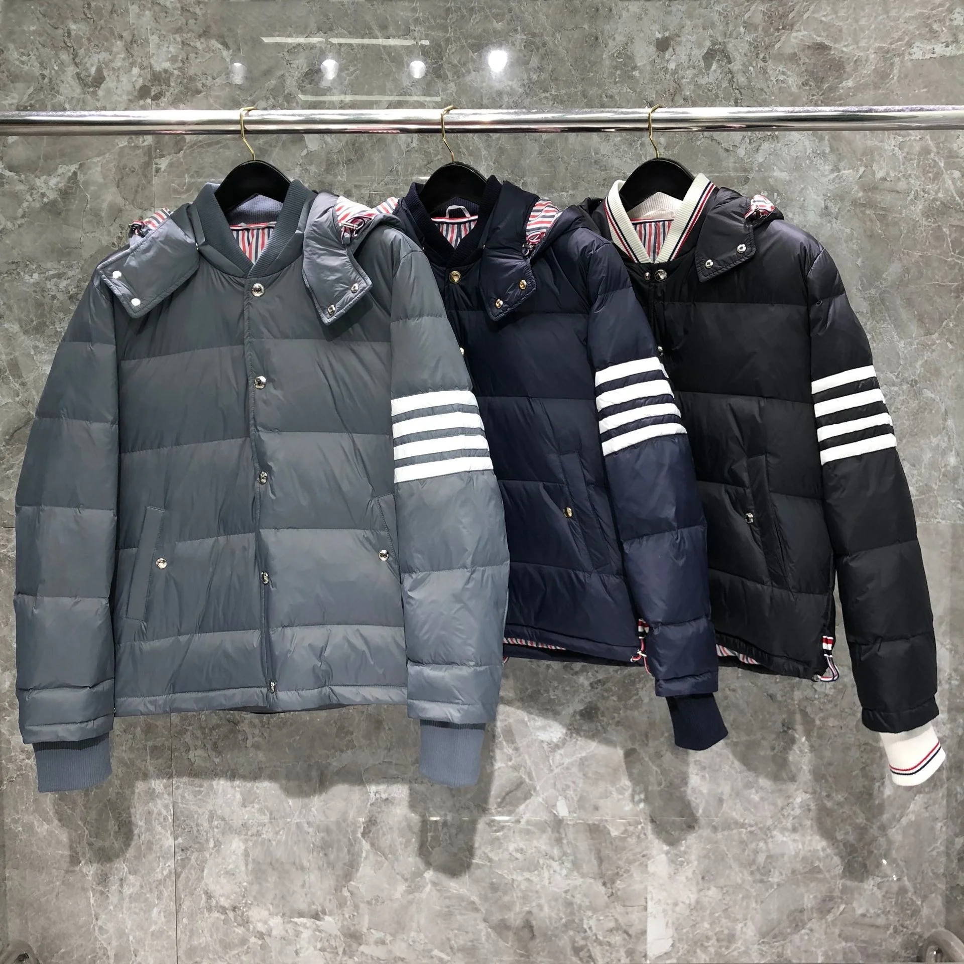 2022 Fashion TB Brand Down jackets Men Slim Fit Hooded Short Down coat Striped Solid Thick Casual striped Winter outerwear
2022 Fashion TB Brand Down jackets Men Slim Fit Hooded Short Down coat Striped Solid Thick Casual striped Winter outerwear