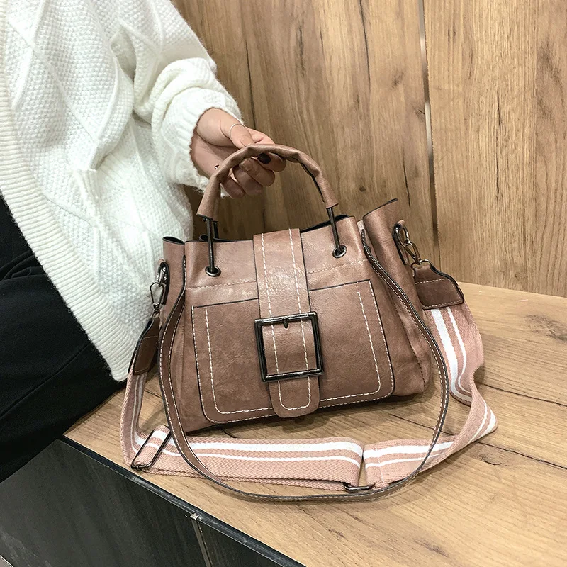 Зимняя Новинка 2021, женская сумка с ручками, модная женская сумка большой вместимости, дизайнерская сумка через плечо с замком 
Зимняя Новинка 2021, женская сумка с ручками, модная женская сумка большой вместимости, дизайнерская сумка через плечо с замком