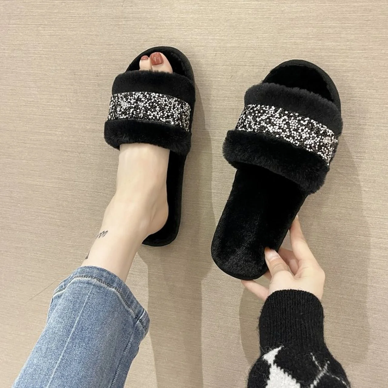 Winter Luxury Rhinestone Women Warm Fur Slippers Cozy Fluffy Furry Slides Crystal Flat Indoor Slides Design Home Shoes Ladies
Winter Luxury Rhinestone Women Warm Fur Slippers Cozy Fluffy Furry Slides Crystal Flat Indoor Slides Design Home Shoes Ladies