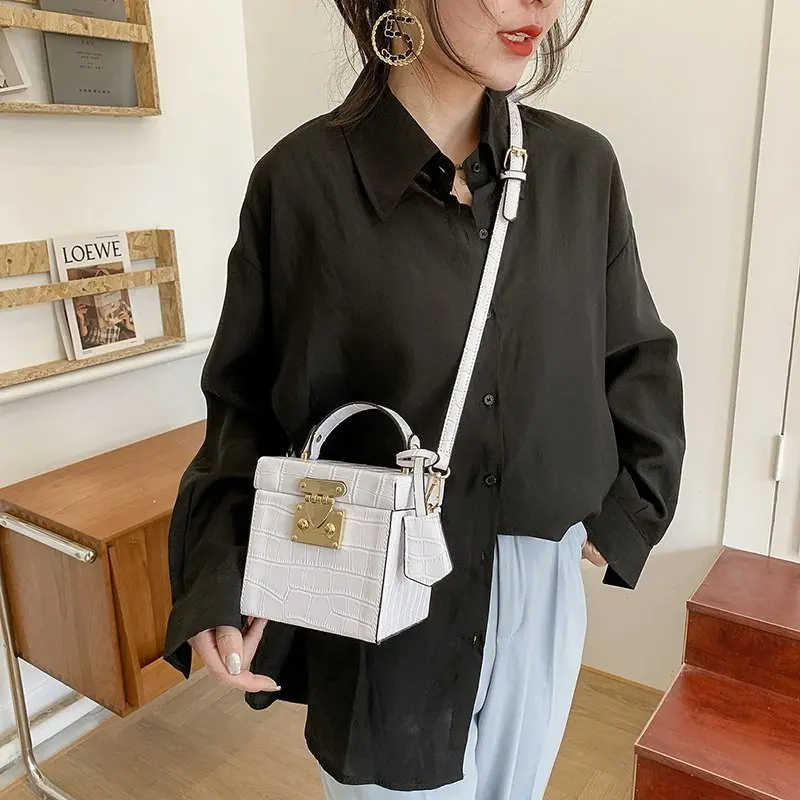 Niche Design Bag Female 2021 New Trendy Net Red High-end Sense of All-match Messenger Bag Explosion Small Square Bag
Niche Design Bag Female 2021 New Trendy Net Red High-end Sense of All-match Messenger Bag Explosion Small Square Bag