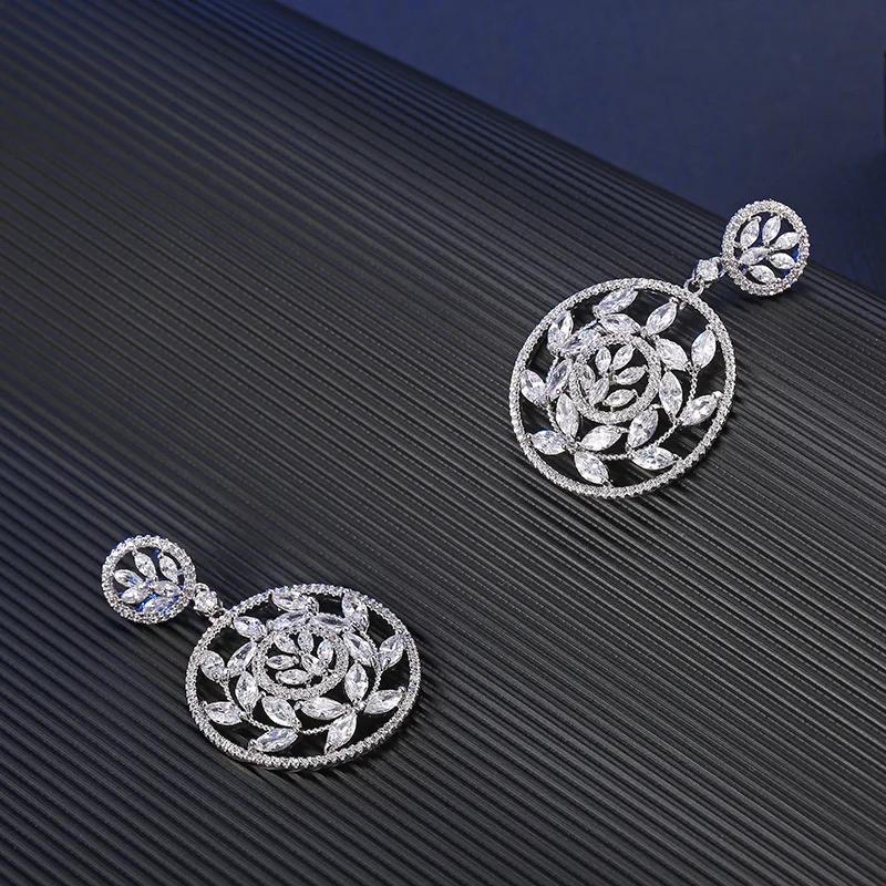 European and American big-name earrings micro-inlaid zircon hollow round women's short earrings women's earrings factory direct
European and American big-name earrings micro-inlaid zircon hollow round women's short earrings women's earrings factory direct