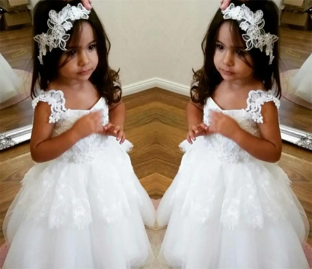 Cute Backless Flower Girls Dresses Tiers Skirts Vintage White Lace Straps Lovely Baby Birthday Ball Gowns with Bow Cheap Sale
Cute Backless Flower Girls Dresses Tiers Skirts Vintage White Lace Straps Lovely Baby Birthday Ball Gowns with Bow Cheap Sale