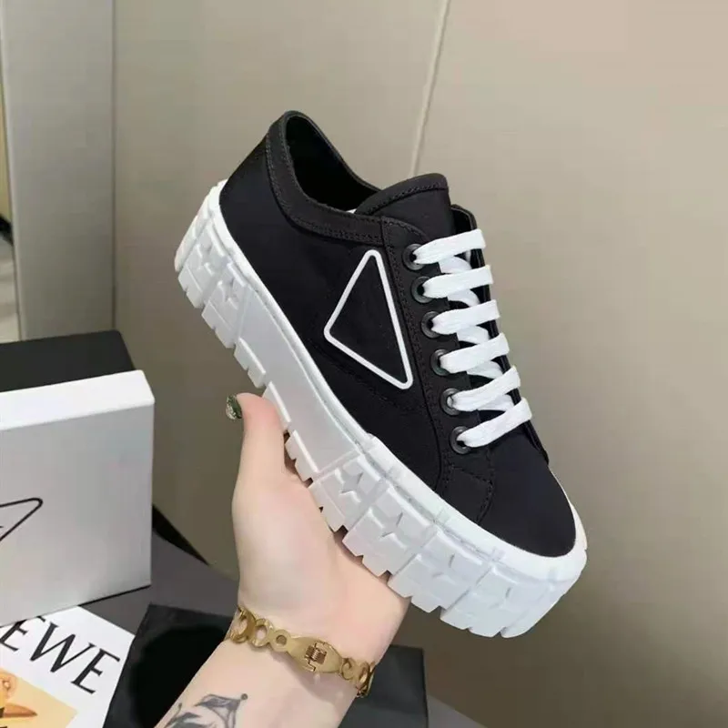 Sapatilhas informais de primavera plana feminina com biqueira redonda de lona com plataforma sapatos confortáveis de cor mista
Sapatilhas informais de primavera plana feminina com biqueira redonda de lona com plataforma sapatos confortáveis de cor mista