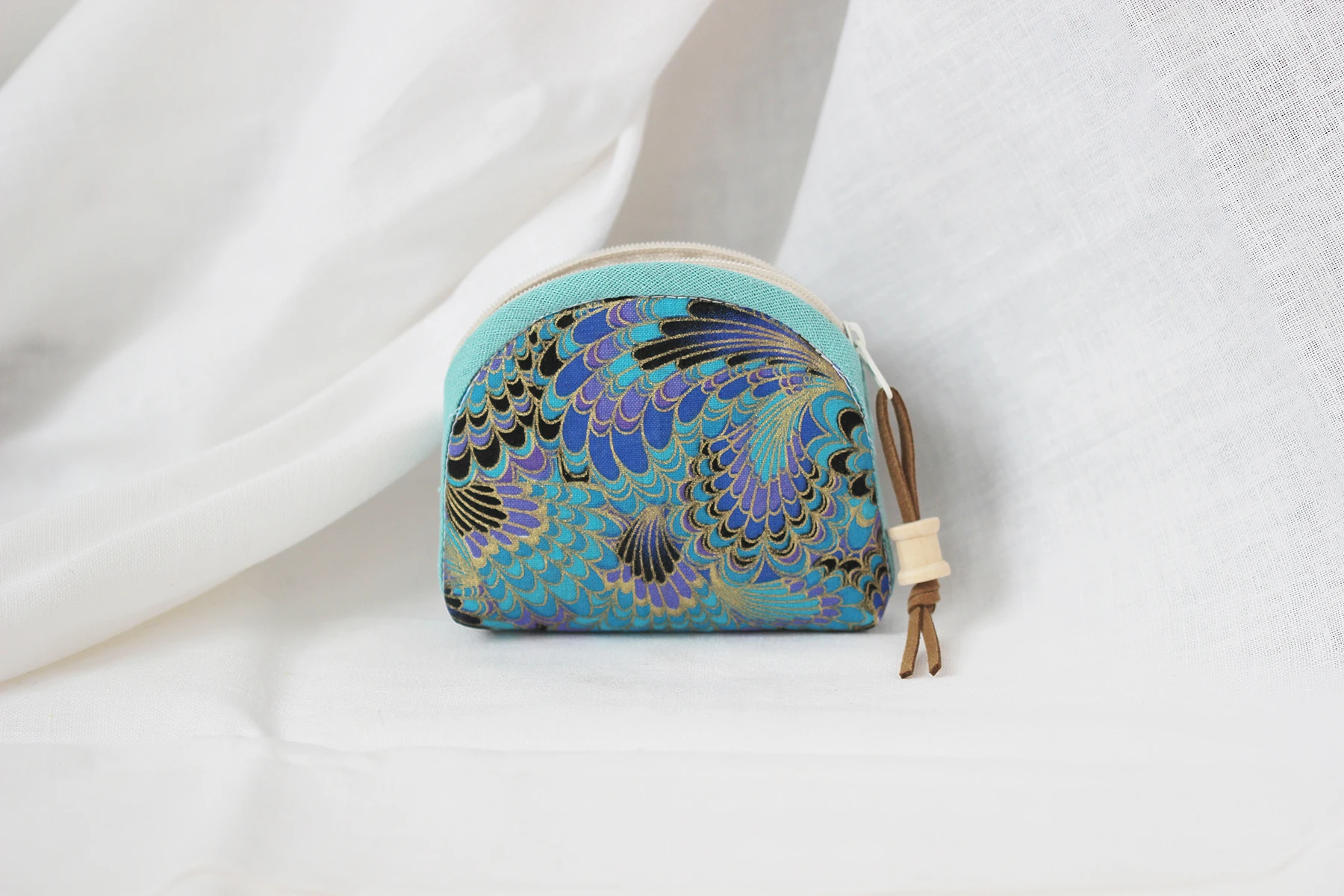 ZXIIXZ Bronzing Cloth Coin Purse Package Embroidery Handmade Materials Kit Frame Lace Button Handbag Needlework Shoulder Supplie
ZXIIXZ Bronzing Cloth Coin Purse Package Embroidery Handmade Materials Kit Frame Lace Button Handbag Needlework Shoulder Supplie