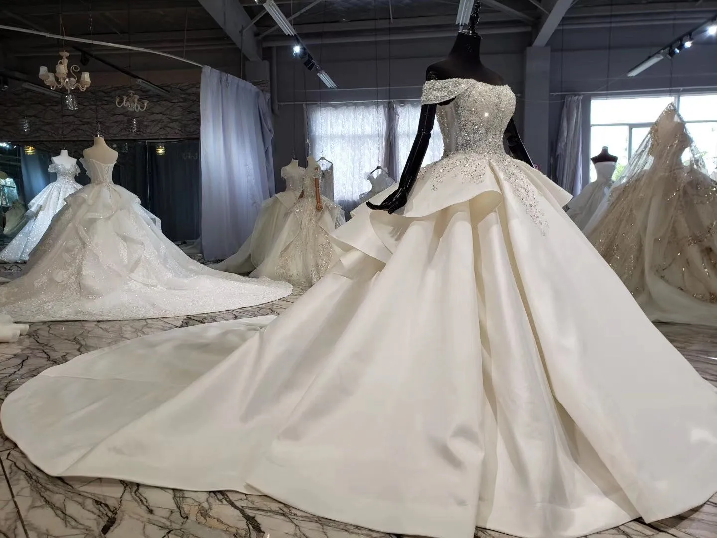 Luxury Beading Lace Appliques Off The Shoulder Ball Gown Wedding Dress With 3d-flowers Lace-up High Quality Bridal Dress
Luxury Beading Lace Appliques Off The Shoulder Ball Gown Wedding Dress With 3d-flowers Lace-up High Quality Bridal Dress