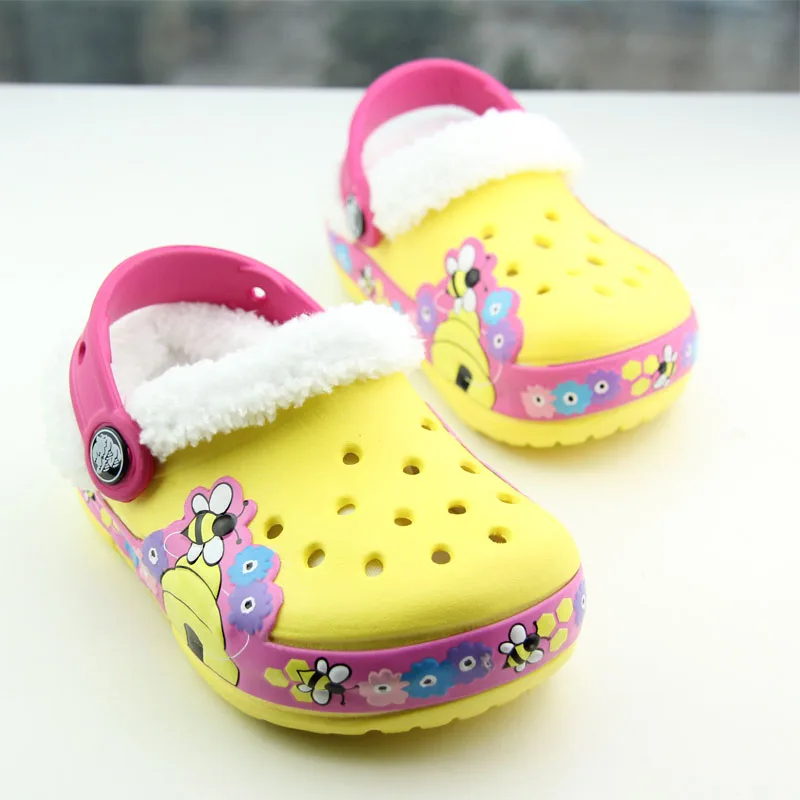 Cartoon Bear Kids Clogs Warm Fur Children's Indoor Shoes Home Hole Mules Light Pins Sandal EVA Flat Kid Shoes
Cartoon Bear Kids Clogs Warm Fur Children's Indoor Shoes Home Hole Mules Light Pins Sandal EVA Flat Kid Shoes