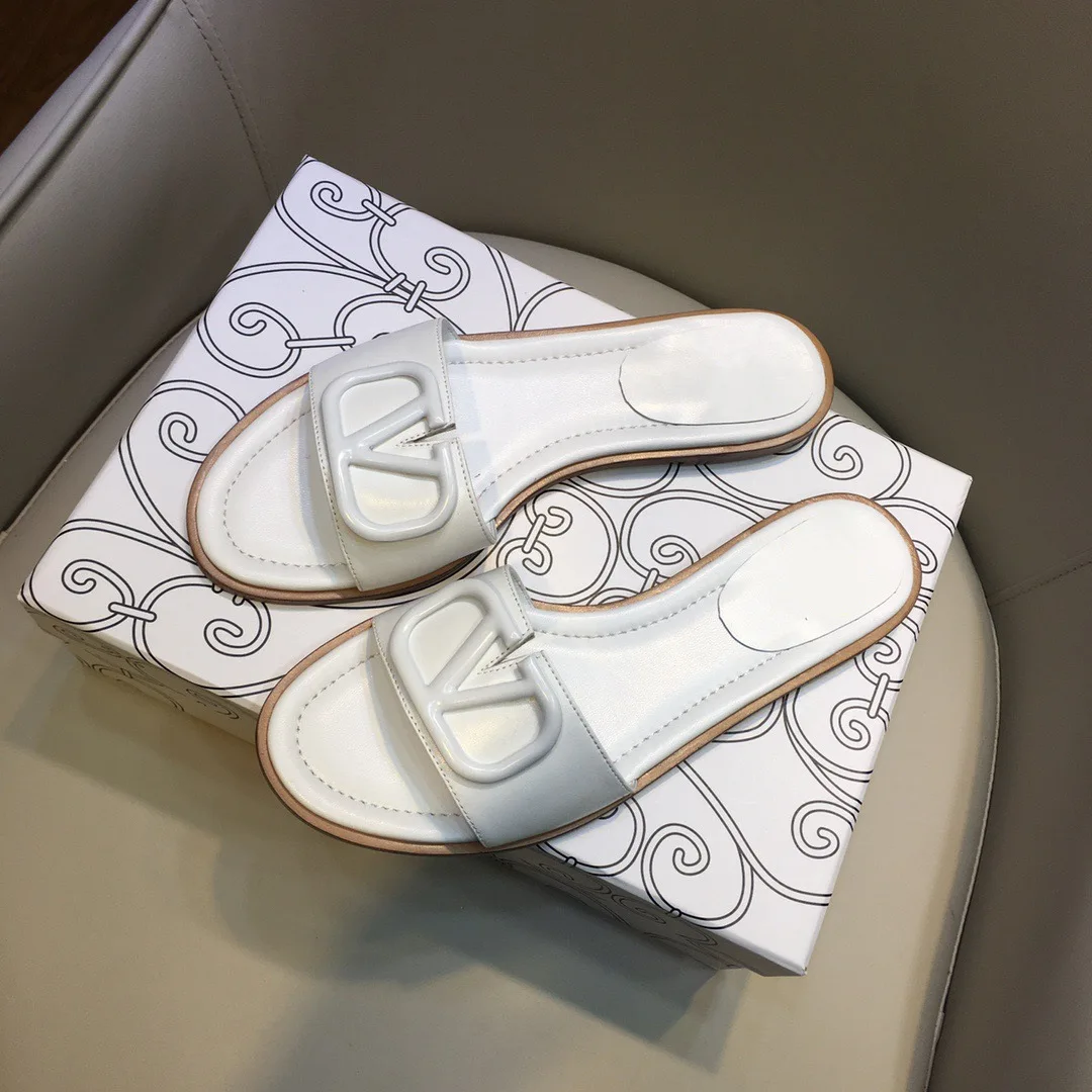 2021 Summer New V Buckle Metal Outdoor Slippers All-Match Flat Sandals For Women
2021 Summer New V Buckle Metal Outdoor Slippers All-Match Flat Sandals For Women