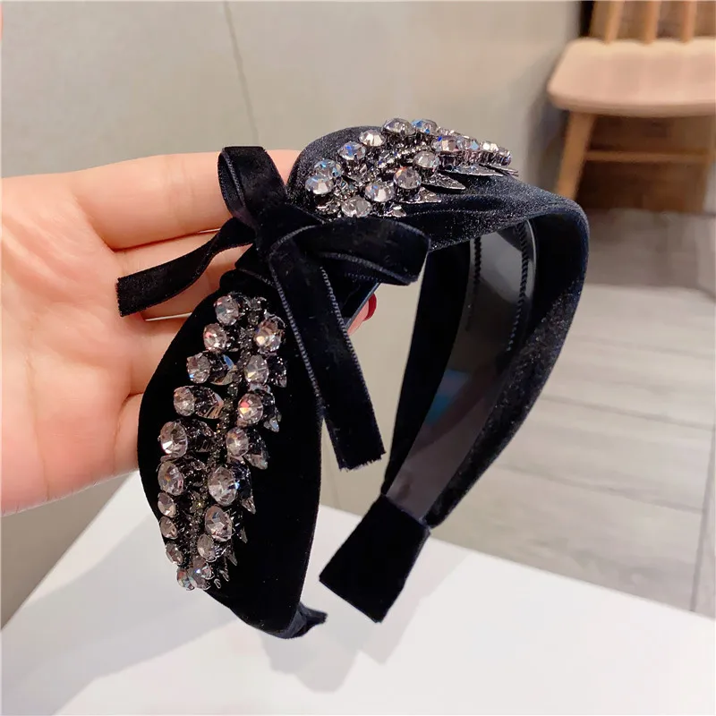 Rhinestone Headbands Velvet Bow Headband for Women Girls Vintage Diamond Fashion Hair Accessories Crystal Headwear 2020 New
Rhinestone Headbands Velvet Bow Headband for Women Girls Vintage Diamond Fashion Hair Accessories Crystal Headwear 2020 New