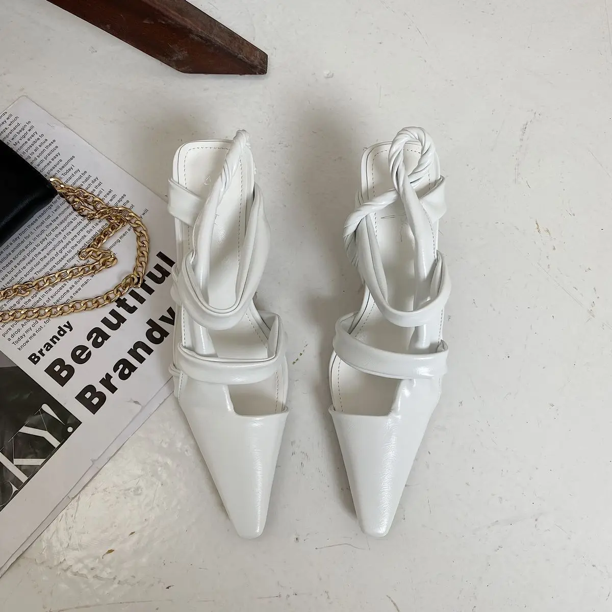 2021 Women's Shoes with Fashion Sandals Baotou New Versatile Retro Woven Pointed Heels for Women Thin Heels
2021 Women's Shoes with Fashion Sandals Baotou New Versatile Retro Woven Pointed Heels for Women Thin Heels