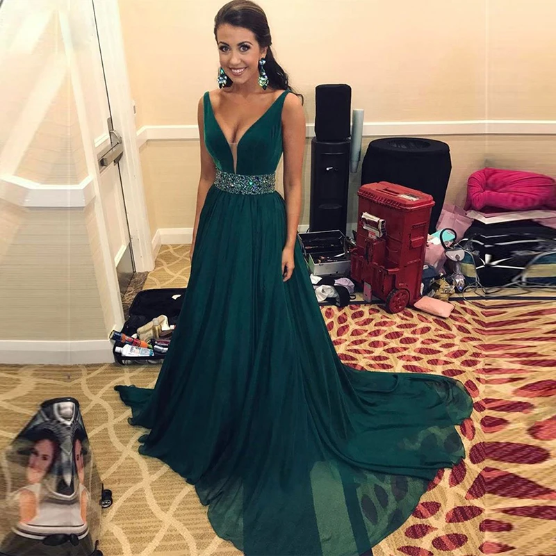 Шифоновое вечернее платье с V-образным вырезом и поясом
Шифоновое вечернее платье с V-образным вырезом и поясом