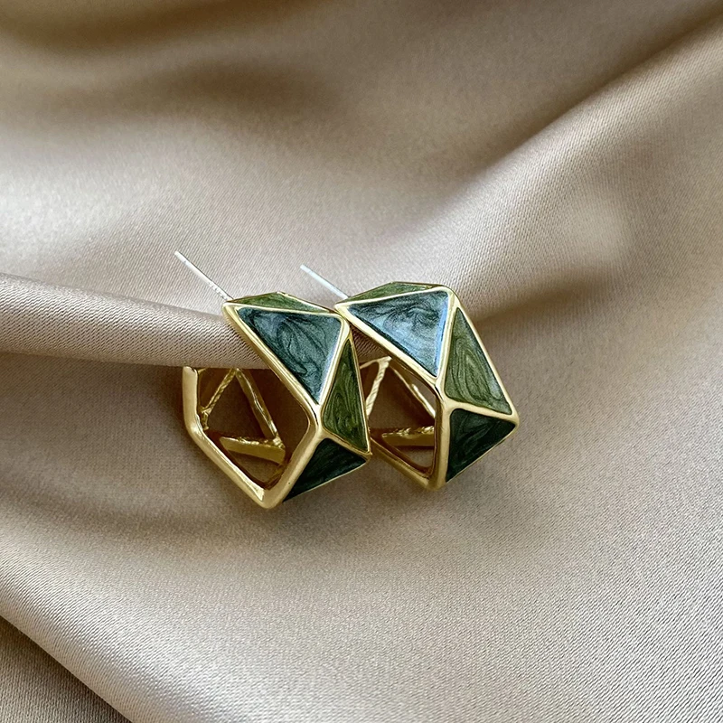 Modern Women Earrings 2021 Jewelry Gift Fashion Dripping Oil Irregular C-shaped Geometric Stud Earrings for Women Accessories
Modern Women Earrings 2021 Jewelry Gift Fashion Dripping Oil Irregular C-shaped Geometric Stud Earrings for Women Accessories