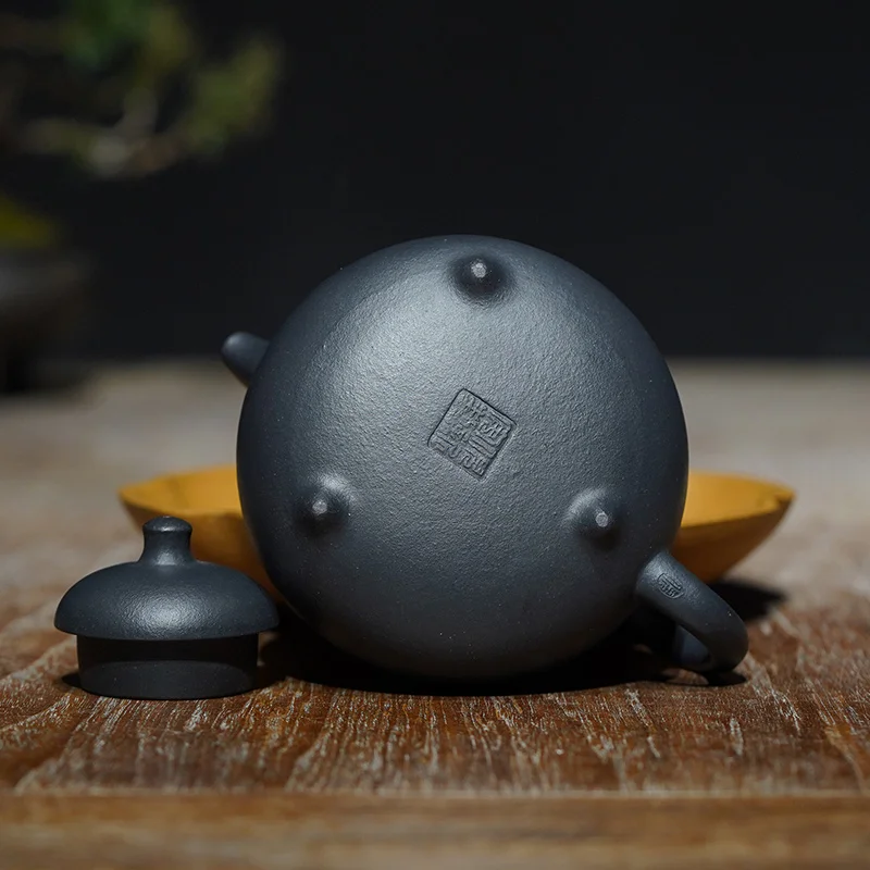 countries all hand three foot cream butyl pot authentic bottom groove reduction burning yixing recommended the teapot
countries all hand three foot cream butyl pot authentic bottom groove reduction burning yixing recommended the teapot
