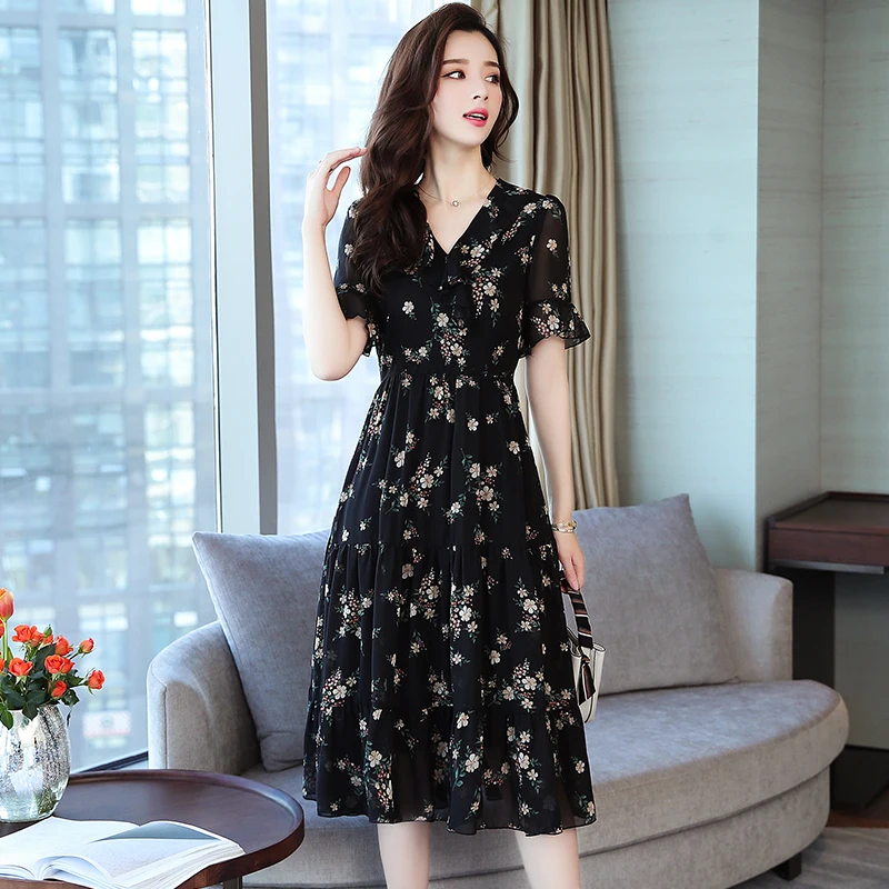 S-5XL Plus Size Chic Floral Dress Women Printed Loose Black Dress Elegant Ruffle V Neck Midi Summer Dresses Ladies Party Vestido
S-5XL Plus Size Chic Floral Dress Women Printed Loose Black Dress Elegant Ruffle V Neck Midi Summer Dresses Ladies Party Vestido