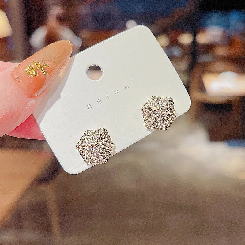S925 Silvers Fashion Diamonds Inlaid Geometric Square Earrings Simple Temperament Luxury Jewelry Woman Exquisite
S925 Silvers Fashion Diamonds Inlaid Geometric Square Earrings Simple Temperament Luxury Jewelry Woman Exquisite