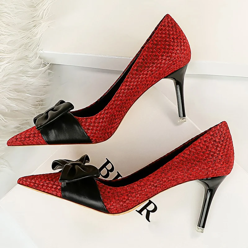 2021 Luxury Women Weave 7.5cm Thin High Heels Pumps Butterfly Knot Low Kitten Heels Valentine Cute Blue Wedding Red Bride Shoes
2021 Luxury Women Weave 7.5cm Thin High Heels Pumps Butterfly Knot Low Kitten Heels Valentine Cute Blue Wedding Red Bride Shoes
