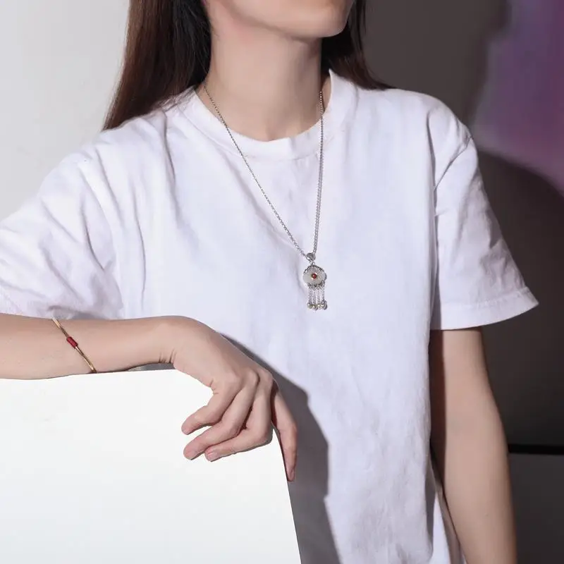 Unique design Futao Yulian natural Hetian jade ethnic style clavicle necklace pendant exquisite charm ladies silver jewelry
Unique design Futao Yulian natural Hetian jade ethnic style clavicle necklace pendant exquisite charm ladies silver jewelry