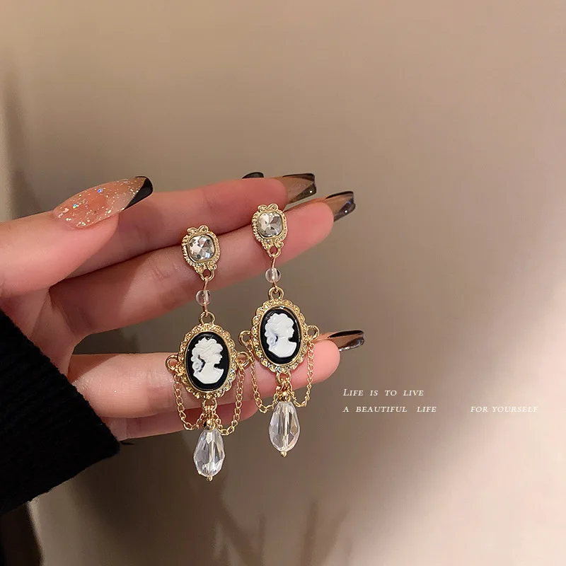 925 Silver Needle Crystal Portrait Earrings Korea East Gate Simple Small Fresh Creative Personality
925 Silver Needle Crystal Portrait Earrings Korea East Gate Simple Small Fresh Creative Personality