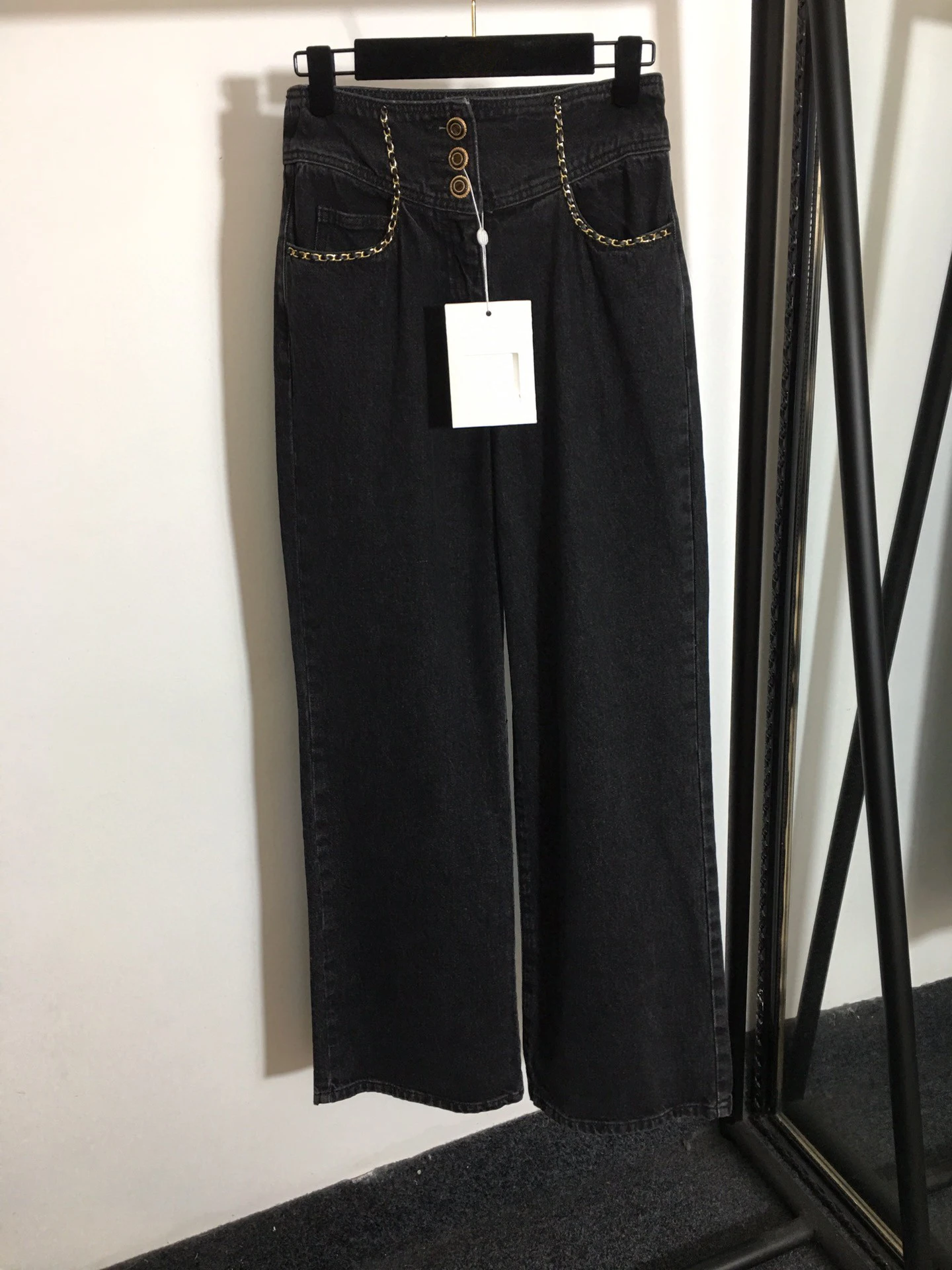 High Quality Luxury Spring and Autumn Sexy Women New 3-button High-waisted Wide-leg Jeans with Chain Pockets Denim Pants
High Quality Luxury Spring and Autumn Sexy Women New 3-button High-waisted Wide-leg Jeans with Chain Pockets Denim Pants