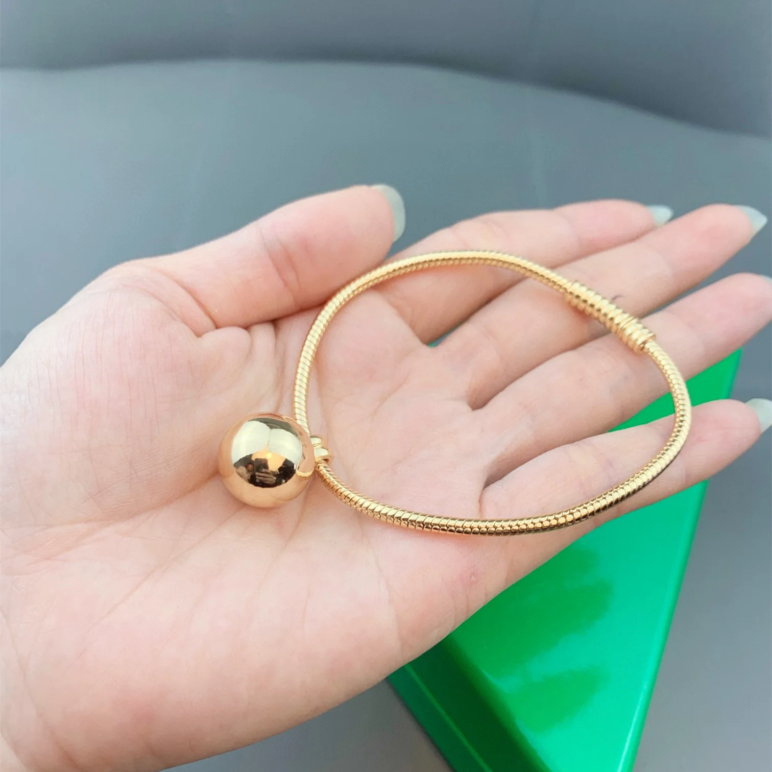 2021 New European and American Style Cool Personality Ball Collar Bracelet Fashion Design Sense Leather Cord Bracelet Women
2021 New European and American Style Cool Personality Ball Collar Bracelet Fashion Design Sense Leather Cord Bracelet Women