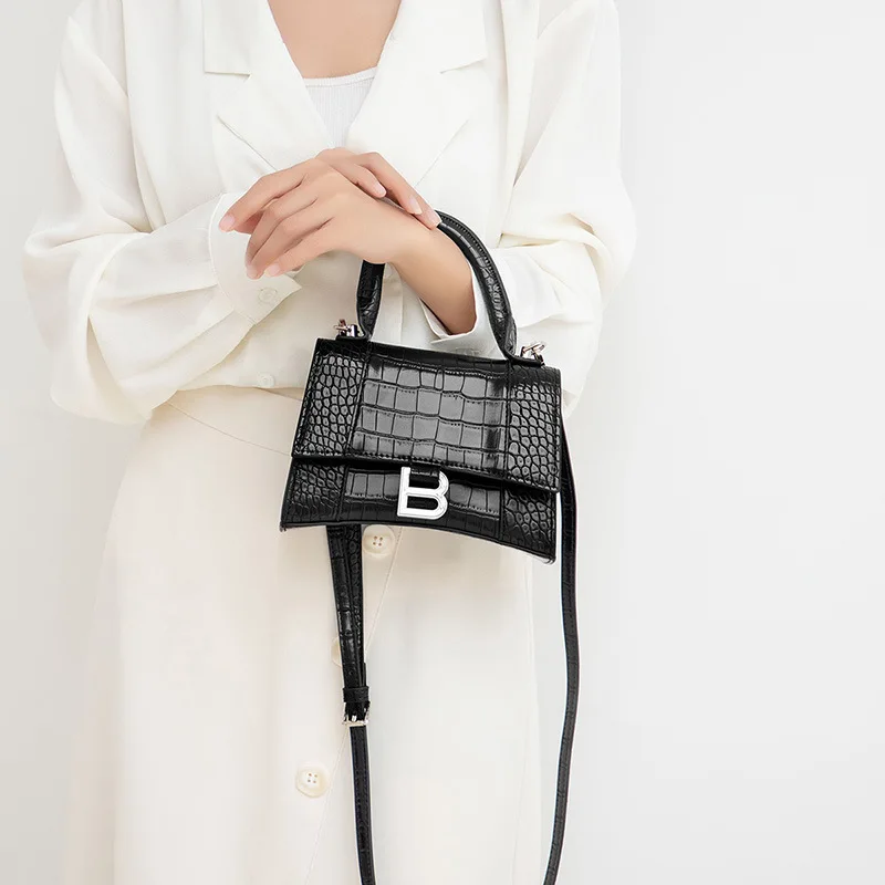Luxury Designer Mini Bag 2021 Women Luxury Crocodile Pattern B-shaped Buckle Handbag Women Shoulder Bag Messenger Meniscus Bag
Luxury Designer Mini Bag 2021 Women Luxury Crocodile Pattern B-shaped Buckle Handbag Women Shoulder Bag Messenger Meniscus Bag