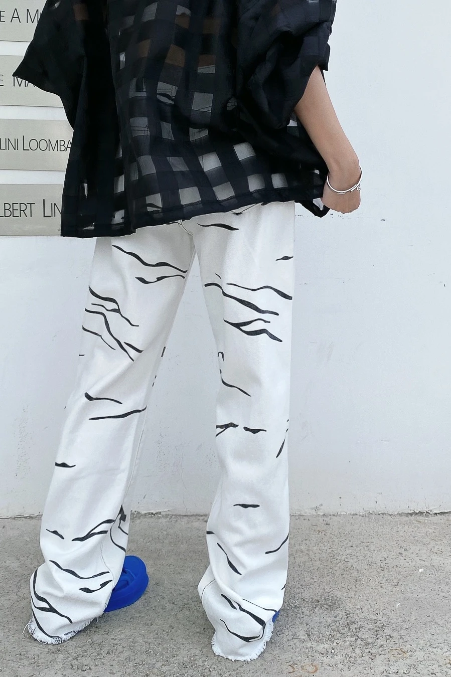 Модные брендовые нишевые дизайнерские контрастные прямые джинсы с неровной текстурой женские длинные белые джинсы с гигантскими штанинам...
Модные брендовые нишевые дизайнерские контрастные прямые джинсы с неровной текстурой женские длинные белые джинсы с гигантскими штанинам...