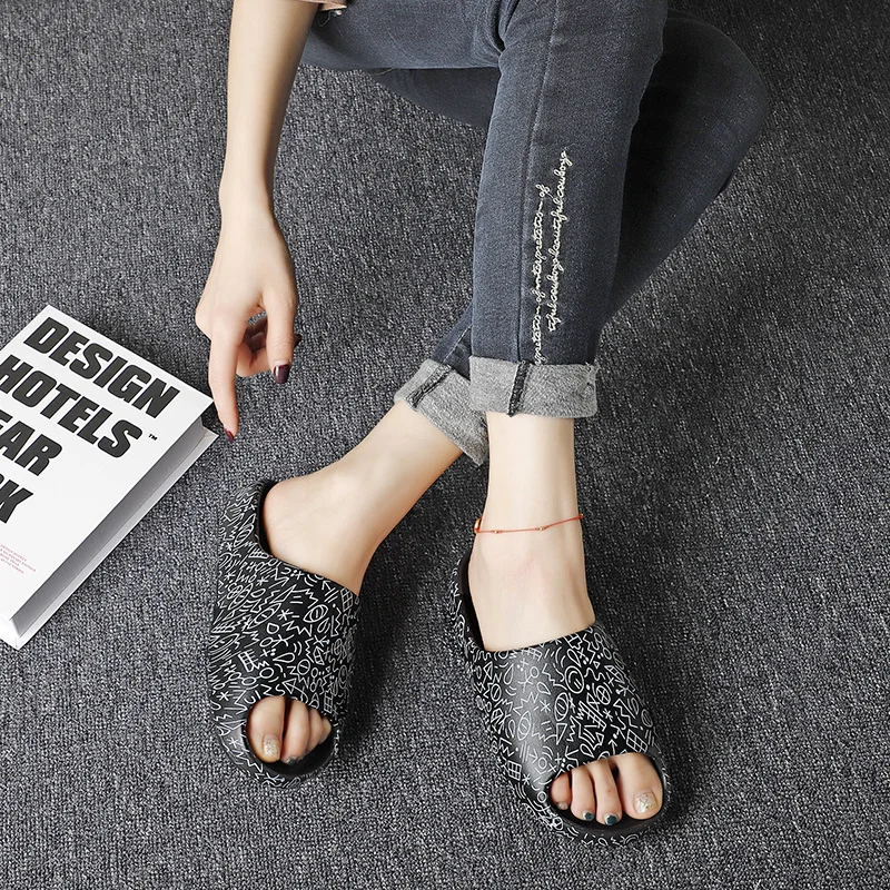 2021 New Slippers Women Summer Couple Size 35-46 Non-slip House Slippers Graffiti Casual Beach Slippers Quality Lover Shoes
2021 New Slippers Women Summer Couple Size 35-46 Non-slip House Slippers Graffiti Casual Beach Slippers Quality Lover Shoes