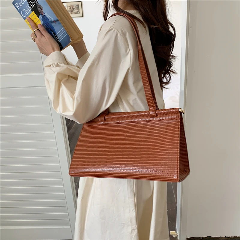 Ladies Large Capacity Handbag Lizard Pattern Tote Bag Designer Vintage Frame Shoulder Bags for Women 2020 PU Leather Office Bag 
Ladies Large Capacity Handbag Lizard Pattern Tote Bag Designer Vintage Frame Shoulder Bags for Women 2020 PU Leather Office Bag