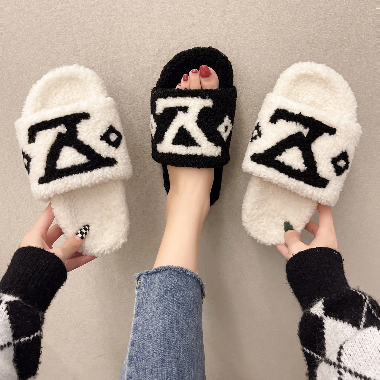 Женские плюшевые шлепанцы, уличные тапочки, Нескользящие, повседневные, на плоской подошве, теплая меховая домашняя обувь, Осень-зима
Женские плюшевые шлепанцы, уличные тапочки, Нескользящие, повседневные, на плоской подошве, теплая меховая домашняя обувь, Осень-зима