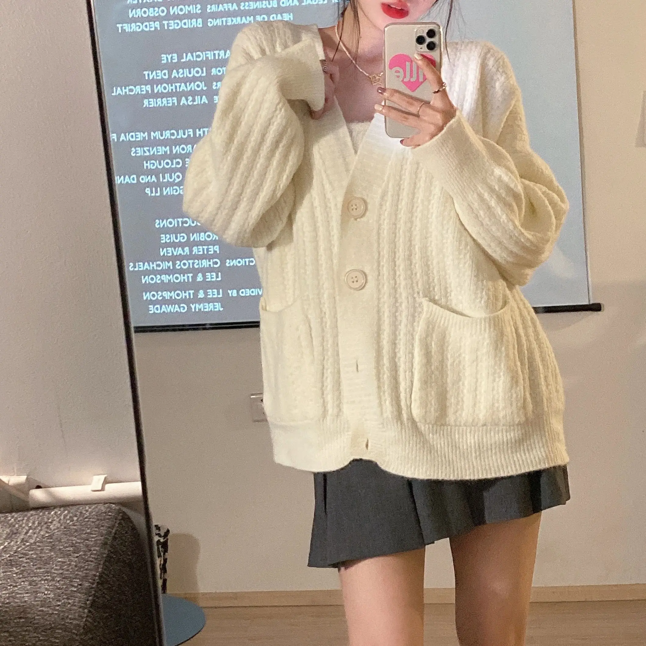 New Autumn Women White Sweater Cardigan Fashion Vintage All-Matching V-Neck Pockets Japan Style Sweet Female Knitted Outerwear
New Autumn Women White Sweater Cardigan Fashion Vintage All-Matching V-Neck Pockets Japan Style Sweet Female Knitted Outerwear