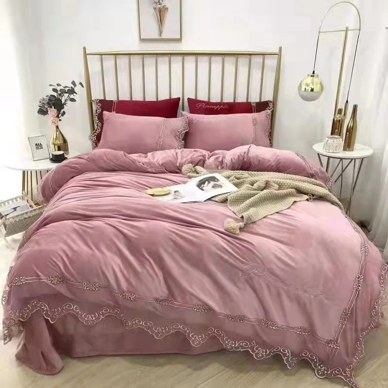 Autumn Winter Thick Velvet Flannel Fleece Gold Embroidery Bedding Set Lace Quilt/Duvet Cover Bed Linen Fitted Sheet Pillowcases
Autumn Winter Thick Velvet Flannel Fleece Gold Embroidery Bedding Set Lace Quilt/Duvet Cover Bed Linen Fitted Sheet Pillowcases