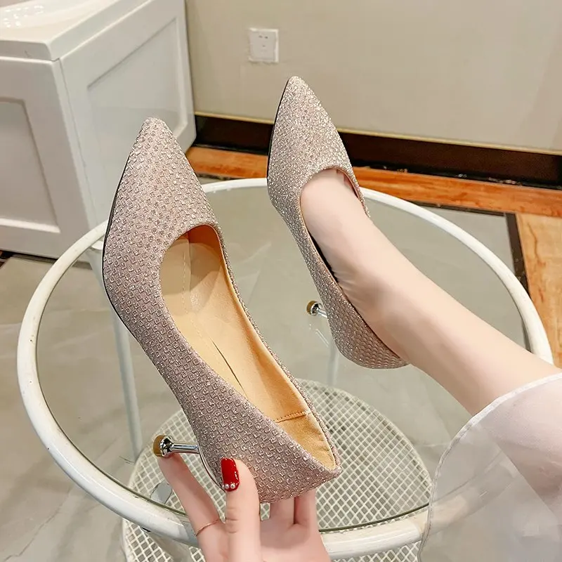 Туфли-лодочки женские свадебные, высокий каблук с кристаллами, заостренный носок, блестящая ткань, топ-сайдеры, серебристые
Туфли-лодочки женские свадебные, высокий каблук с кристаллами, заостренный носок, блестящая ткань, топ-сайдеры, серебристые