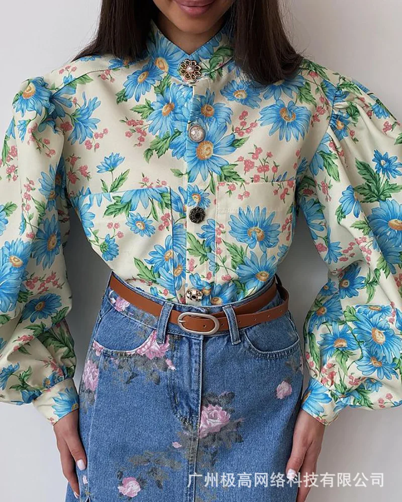 2021 new summer women's blue flower stand collar bubble sleeve cardigan top
2021 new summer women's blue flower stand collar bubble sleeve cardigan top
