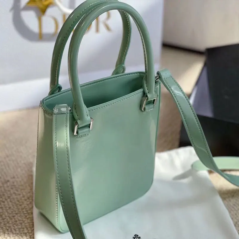 Glossy second layer cowhide handbag oblique hanging one-shoulder handbag internal material microfiber material
Glossy second layer cowhide handbag oblique hanging one-shoulder handbag internal material microfiber material
