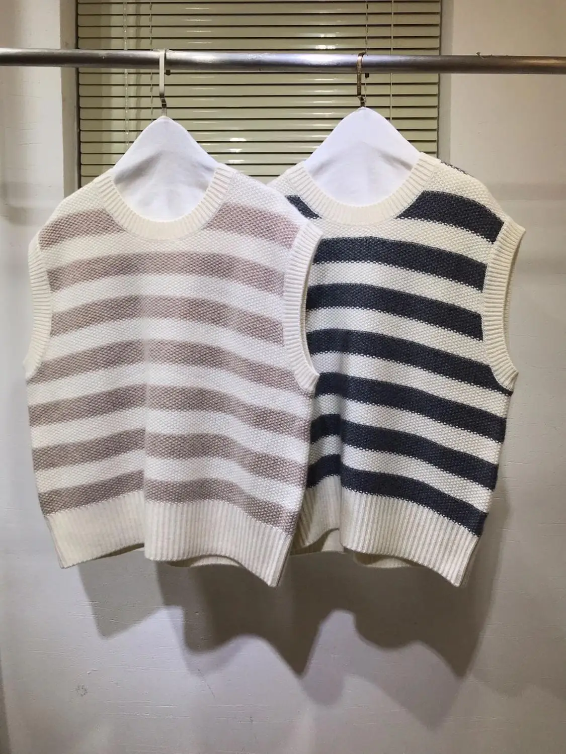 2020 Autumn New Women Stripe Sweater Vest Jumper Women Sweater Sleeveless O-Neck Cashmere Knit Tops Runway
2020 Autumn New Women Stripe Sweater Vest Jumper Women Sweater Sleeveless O-Neck Cashmere Knit Tops Runway