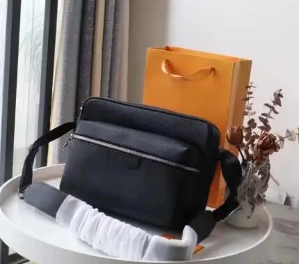 Classic men's messenger bag MESSENGER high quality messenger shoulder bag fashion chest bag leather metal accessories
Classic men's messenger bag MESSENGER high quality messenger shoulder bag fashion chest bag leather metal accessories