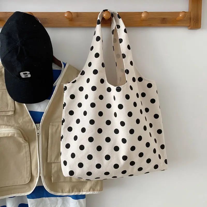 Japanese style small dots large capacity lazy wind ins hand carry shoulder bag green shopping bag canvas bag school bag female
Japanese style small dots large capacity lazy wind ins hand carry shoulder bag green shopping bag canvas bag school bag female