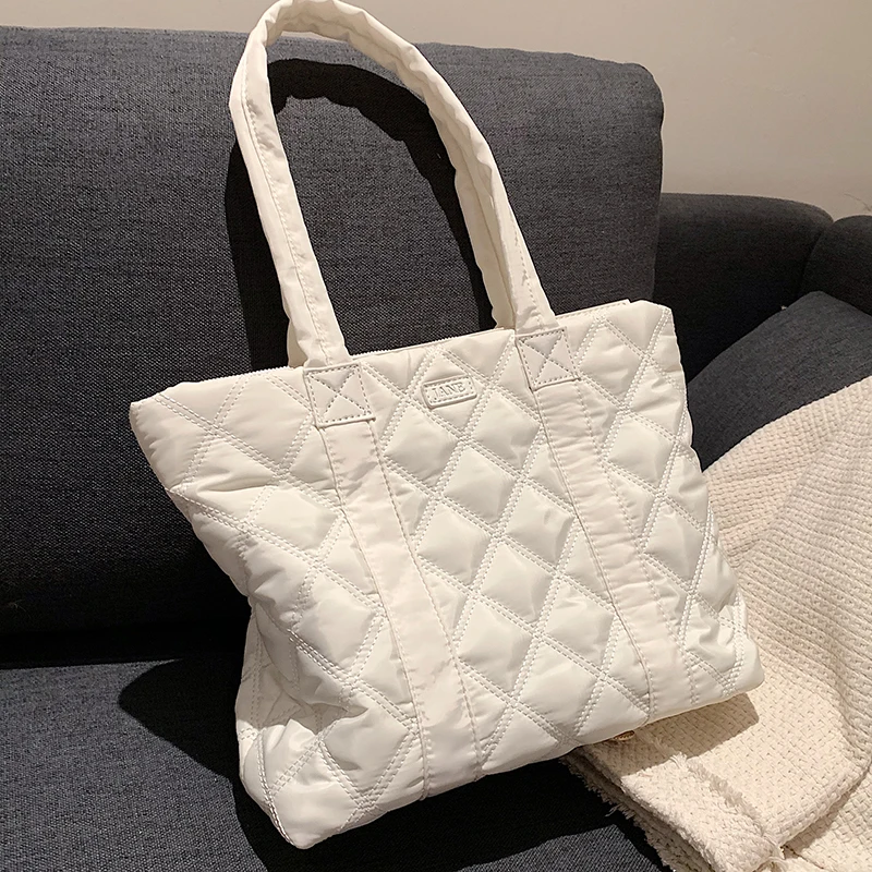 Lingge Quilted Winter Big Totes Handbags Designer Women Shoulder Bags 2022 Hit Winter Luxury Shopper Fashion Large Top-Handle
Lingge Quilted Winter Big Totes Handbags Designer Women Shoulder Bags 2022 Hit Winter Luxury Shopper Fashion Large Top-Handle