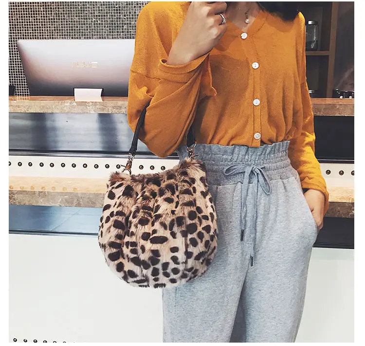 2021 New Plush Ladies Shoulder Bags Fashion Stripes Women's Crossbody Bags Soft Female Handbag Soild Tote Bags for Girls Bags 
2021 New Plush Ladies Shoulder Bags Fashion Stripes Women's Crossbody Bags Soft Female Handbag Soild Tote Bags for Girls Bags