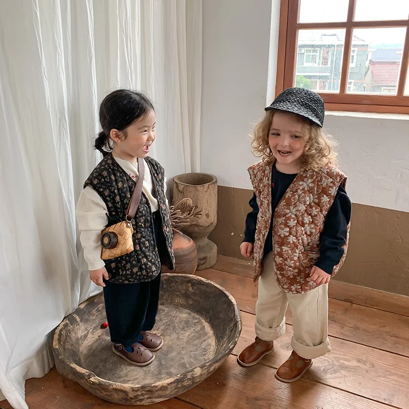2021 Autumn Winter girls fashion floral quilted waistcoats baby girl warm cotton casual sleeveless thick vests
2021 Autumn Winter girls fashion floral quilted waistcoats baby girl warm cotton casual sleeveless thick vests