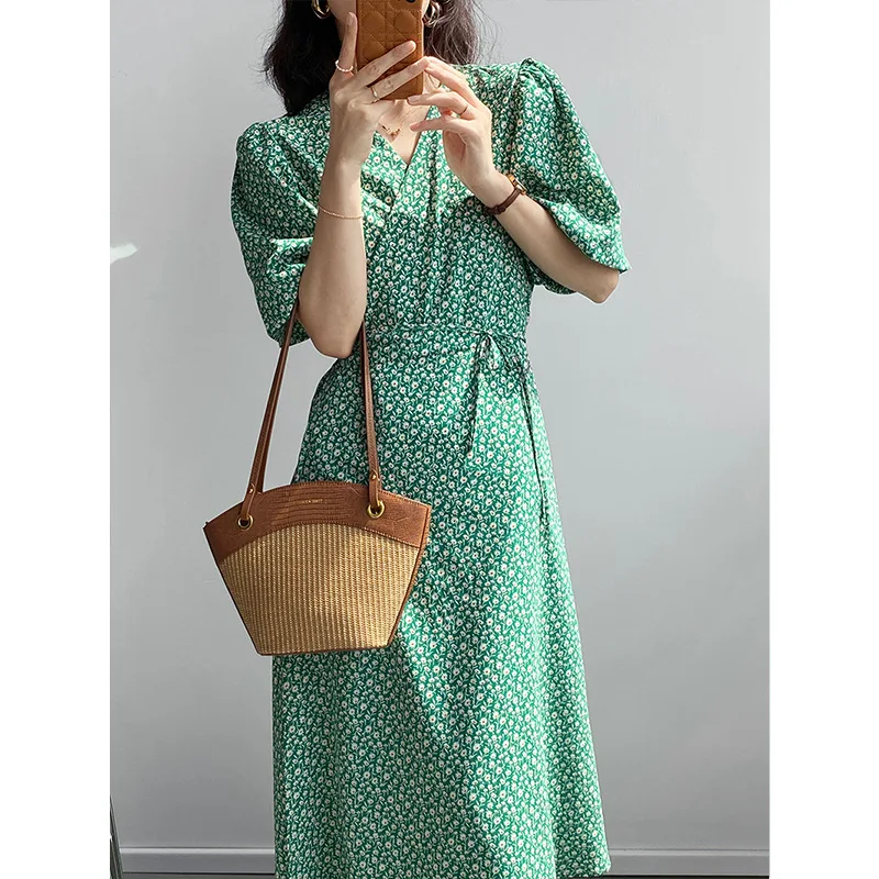 French V-neck Lace-up One-piece Puff Sleeve Long Dress Women 2021 Summer High Waist Slim Gentle Style Simple Small Floral Skirt
French V-neck Lace-up One-piece Puff Sleeve Long Dress Women 2021 Summer High Waist Slim Gentle Style Simple Small Floral Skirt