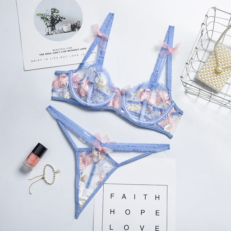Комплект женского нижнего белья, прозрачный бюстгальтер с вышивкой и стринги
Комплект женского нижнего белья, прозрачный бюстгальтер с вышивкой и стринги