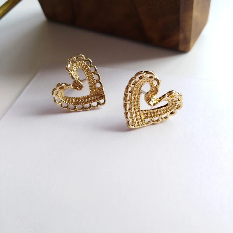 S925 needle Delicate Jewelry Heart Earrings Popular Design Sweet Temperament Hollow Love Stud Earrings For Girl Fine Accessories
S925 needle Delicate Jewelry Heart Earrings Popular Design Sweet Temperament Hollow Love Stud Earrings For Girl Fine Accessories